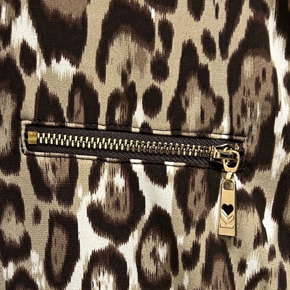 Belle by Kim Gravel Leopard Print Zip-Pocket Top in Brown and Cream - Picture 4 of 8